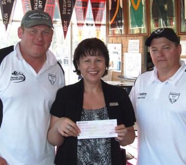 *Bendigo Bank's Moonee Ponds manager, Sandra Dessmann, presents the sponsorship cheque to Vice President Simon Thornton (left) and First Eleven captain Mark Gauci.i